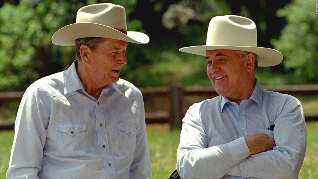 El expresidente de EE.UU. Ronald Reagan, a la izquierda, y el expresidente soviético Mijaíl Gorbachov, con sombreros de vaquero en el Rancho del Cielo de Reagan en California.