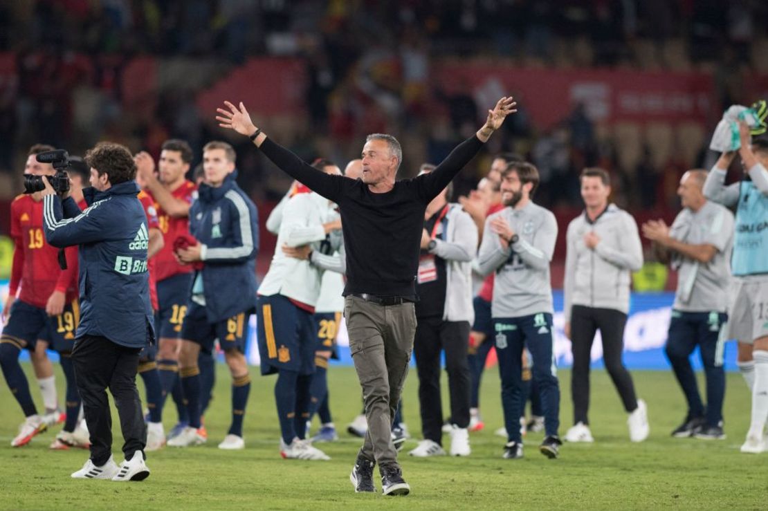 El entrenador de España, Luis Enrique, celebra al final del partido de fútbol del grupo B de clasificación para la Copa Mundial de la FIFA Qatar 2022 entre España y Suecia, en el estadio de La Cartuja en Sevilla, el 14 de noviembre de 2021.