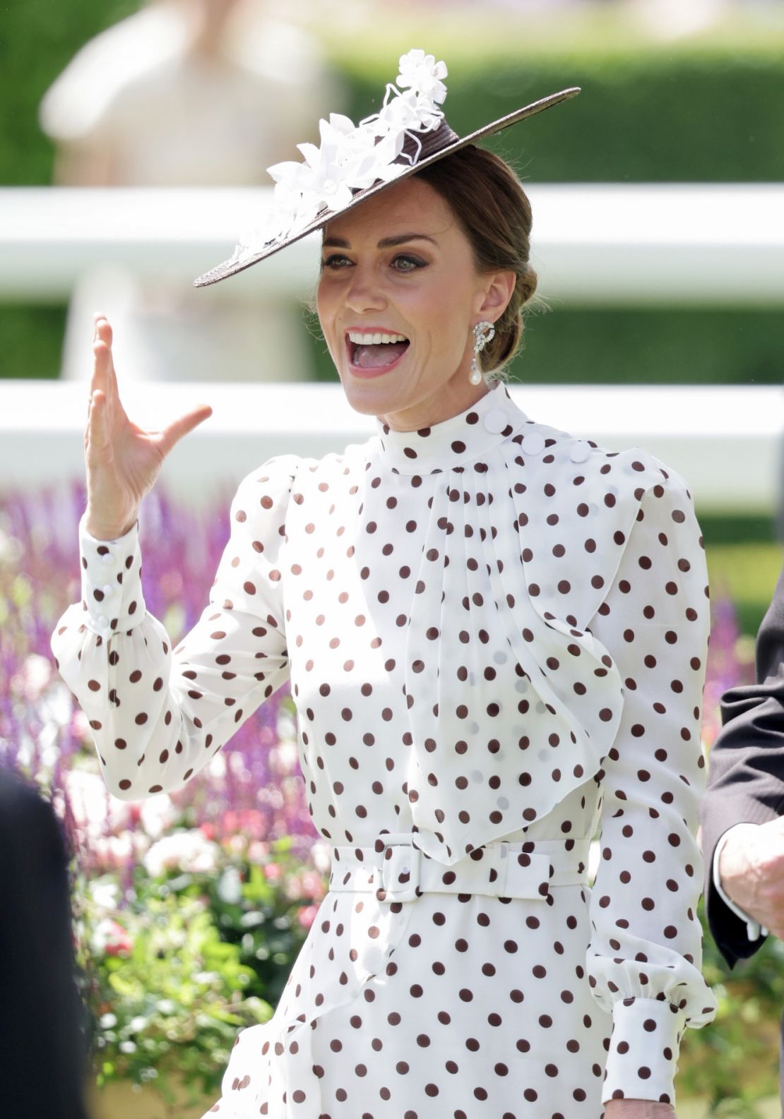 La duquesa de Cambridge durante el Royal Ascot 2022. Este es uno de los "looks" con el que rinde tributo al atuendo que Lady Di usó en el mismo evento en 1988.