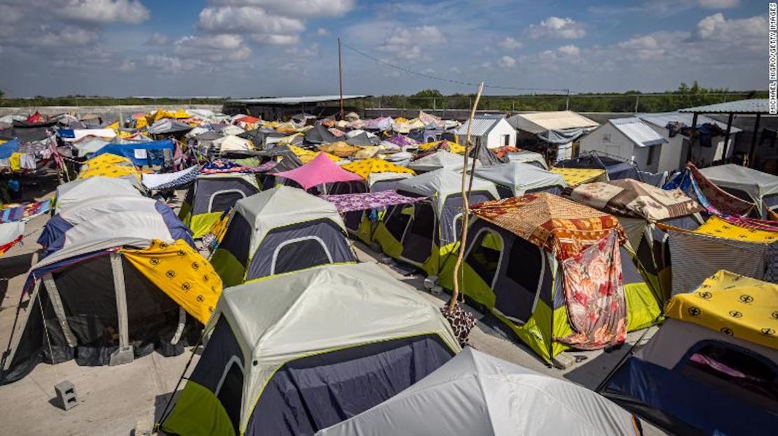 Hileras de carpas instaladas en el albergue Senda de Vida el 30 de agosto de 2022.