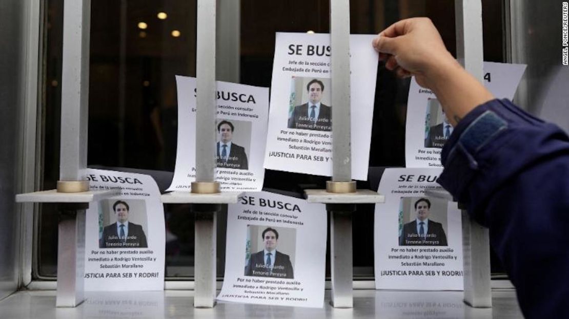 Un manifestante coloca un volante frente al edificio del Ministerio de Relaciones Exteriores de Perú en Lima.