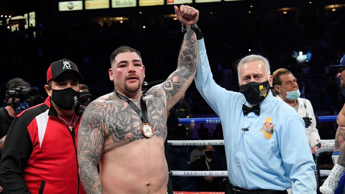 El réferi levanta la mano de Andy Ruiz tras su victoria contra Chris Arreola, el 1 de mayo de 2021 en Carson, California.