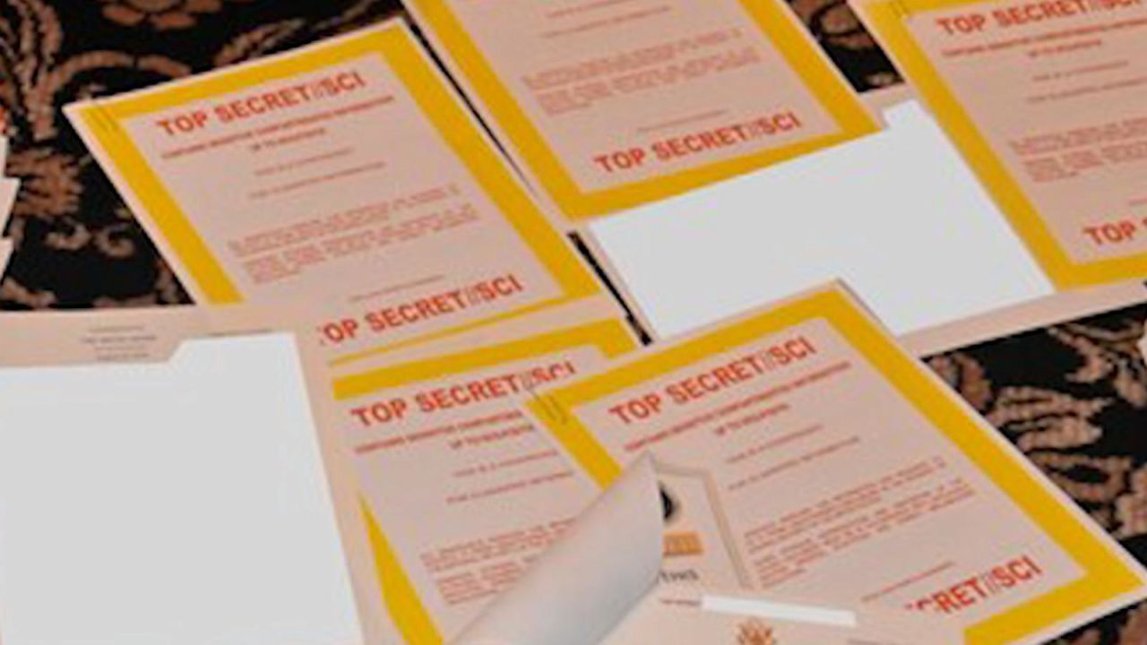 CNNE 1261486 - mira que detalles revela la foto de los documentos incautados en mar-a-lago