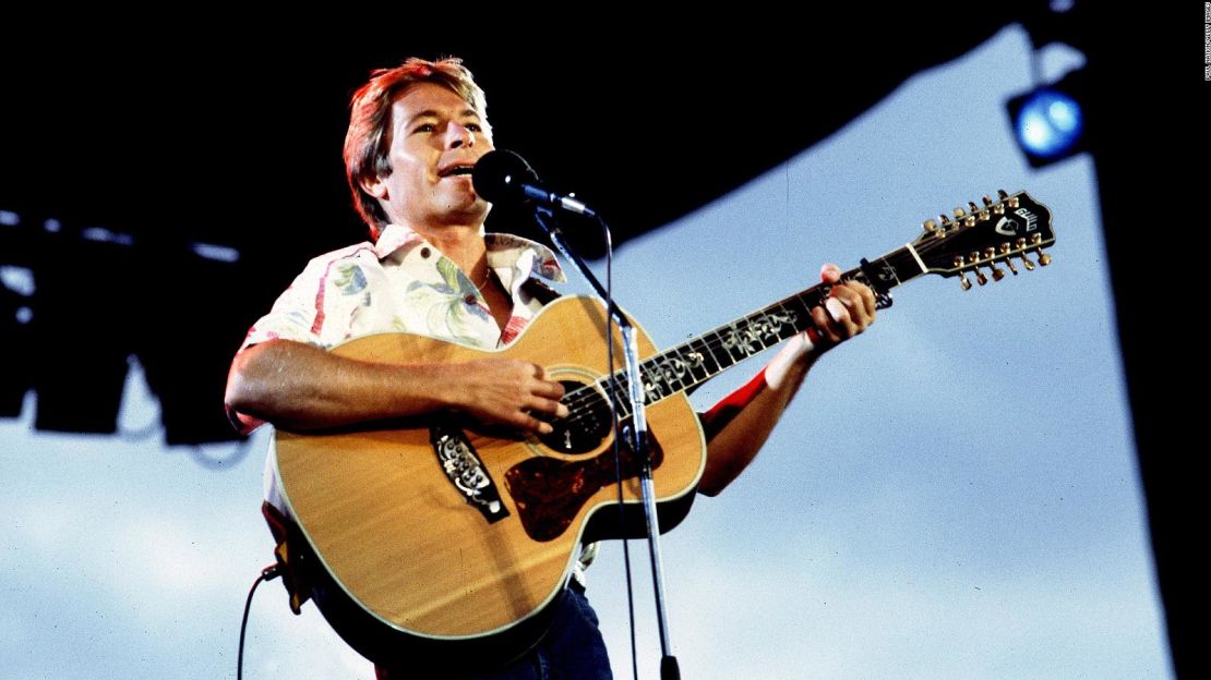 El músico John Denver (1943 - 1997) actúa en el escenario del Chicagofest, Chicago, Illinois, el 9 de agosto de 1982.