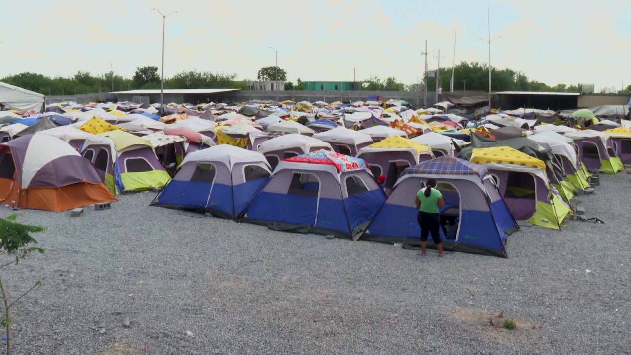 Sueños de seguridad, atención médica y empleo: miles de migrantes esperan  en México con la esperanza de cruzar a EE.UU.