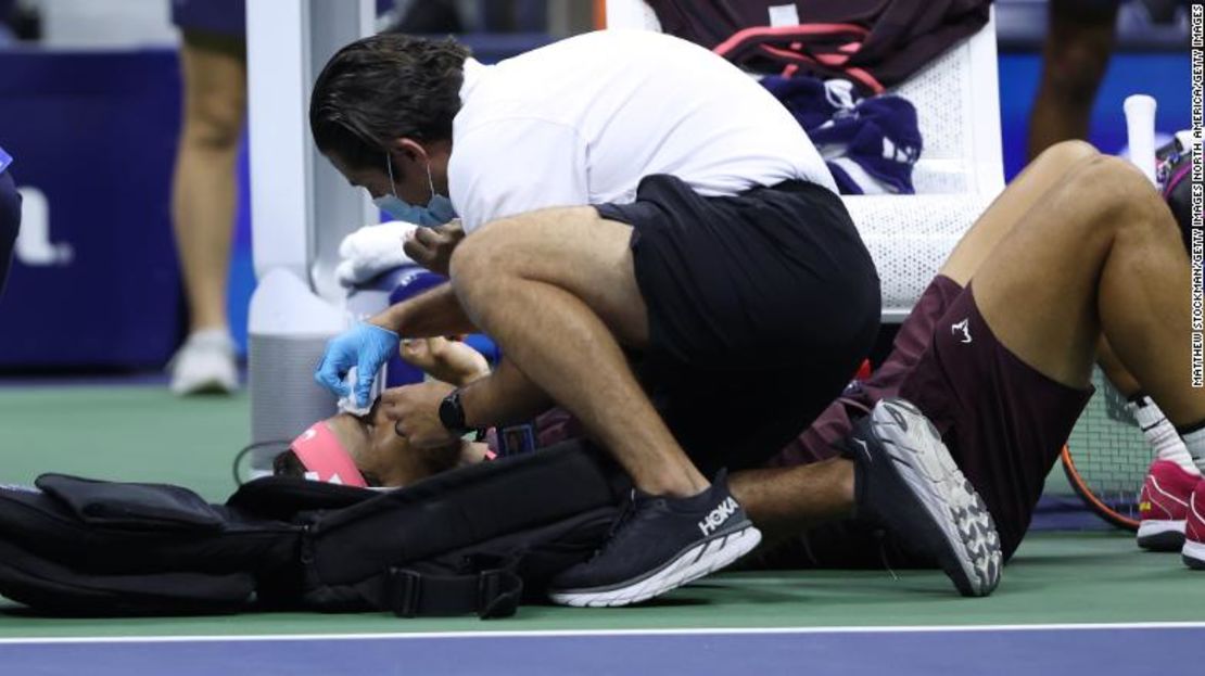 Rafael Nadal es atendido tras golpearse el rostro con su raqueta.