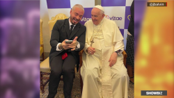 CNNE 1261960 - j balvin y otros artistas internacionales visitan al papa francisco