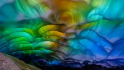 CNNE 1261975 - fotografo descubre extrano arcoiris en cuevas de hielo