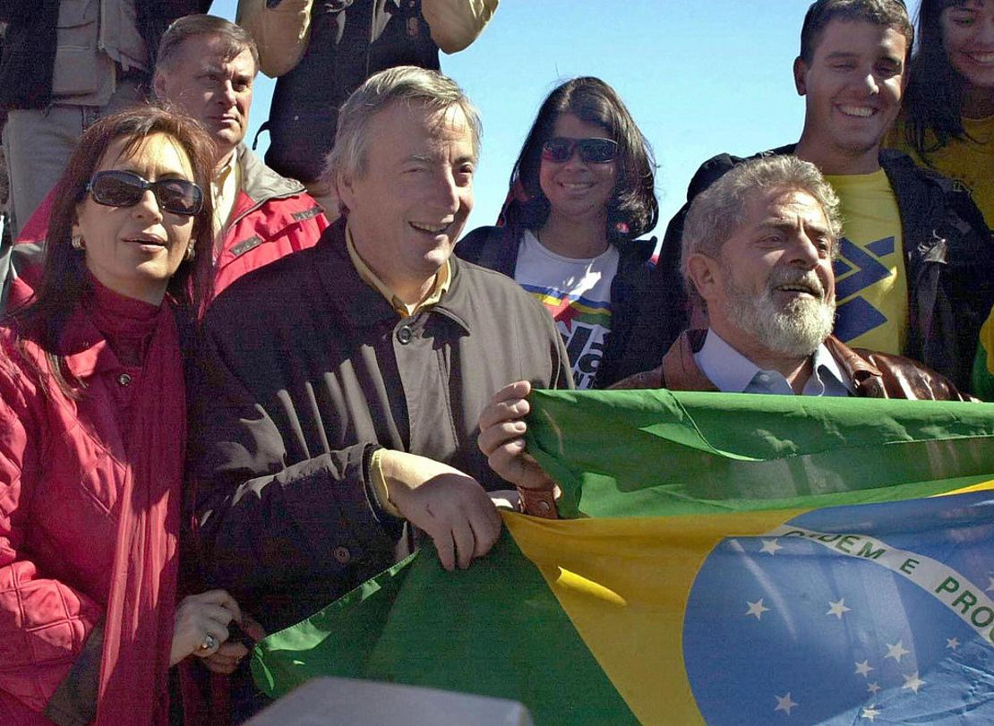 El presidente de Argentina, Néstor Kirchner, su esposa Cristina Fernández y el presidente de Brasil, Luiz Inacio Lula de Silva y su esposa Marisa visitan el glaciar Perito Moreno, 17 de octubre de 2003.