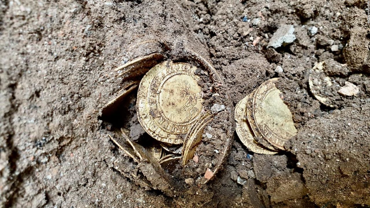 CNNE 1262319 - descubren un tesoro de monedas dentro de casa en inglaterra