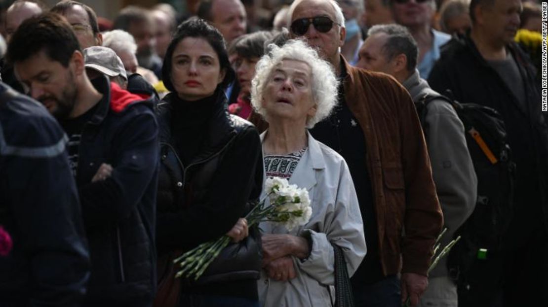 La gente hace cola para asistir a una ceremonia de despedida de Mikhail Gorbachev el sábado.