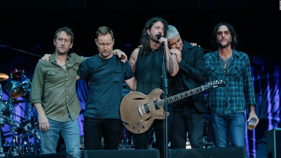 Los Foo Fighters en el escenario del concierto tributo al baterista Taylor Hawkins en Wembley el sábado 3 de noviembre.