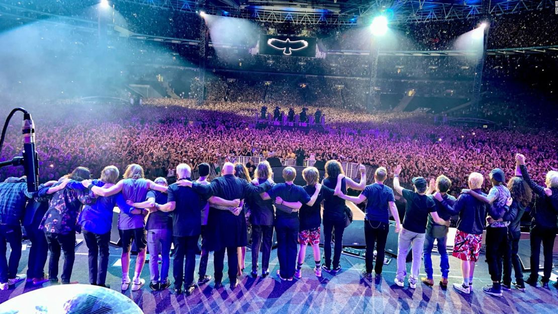 Los artistas hacen una reverencia final en el concierto tributo.