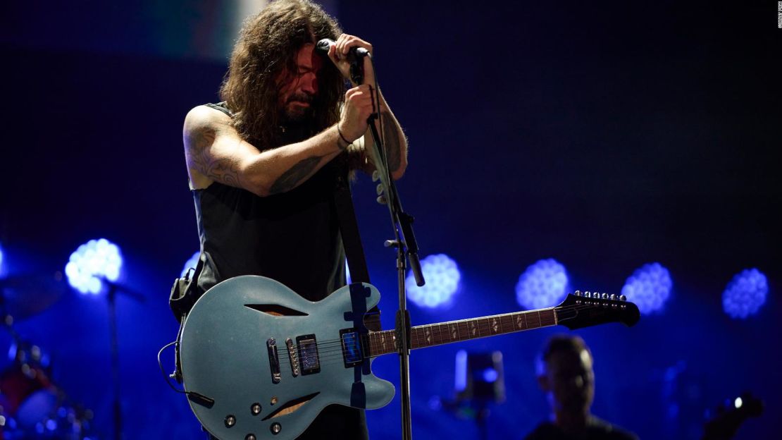 Grohl parecía visiblemente emocionado en el concierto mientras honraba la vida de su compañero de banda y amigo.