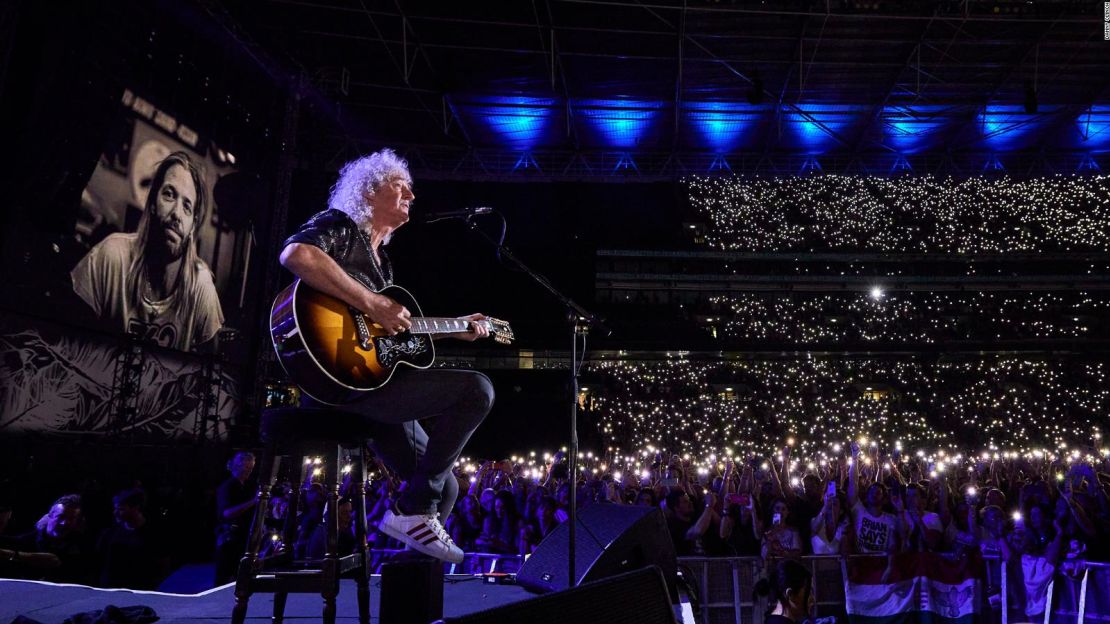 La formación repleta de estrellas incluyó al guitarrista de Queen, Brian May.