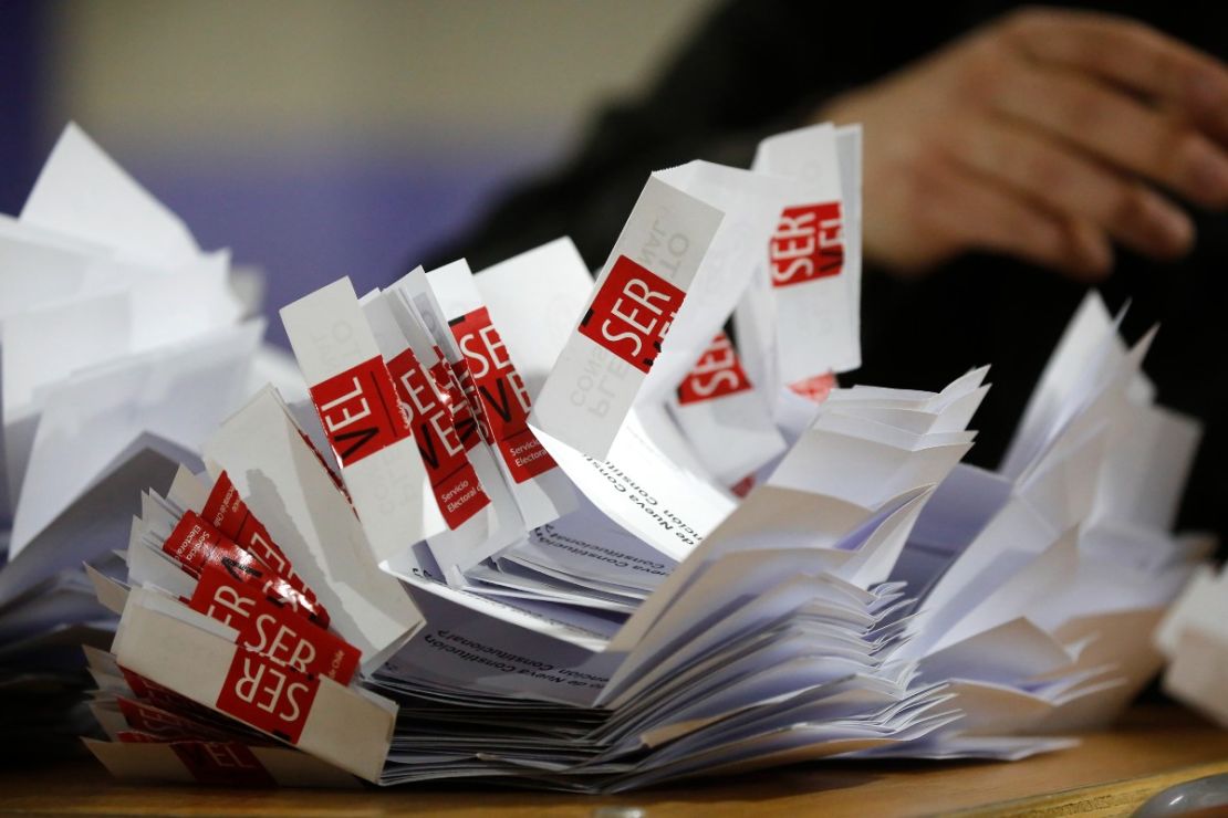 Vista de las papeletas de votación después del referéndum para aprobar o rechazar la nueva constitución el 4 de septiembre de 2022 en Santiago, Chile.