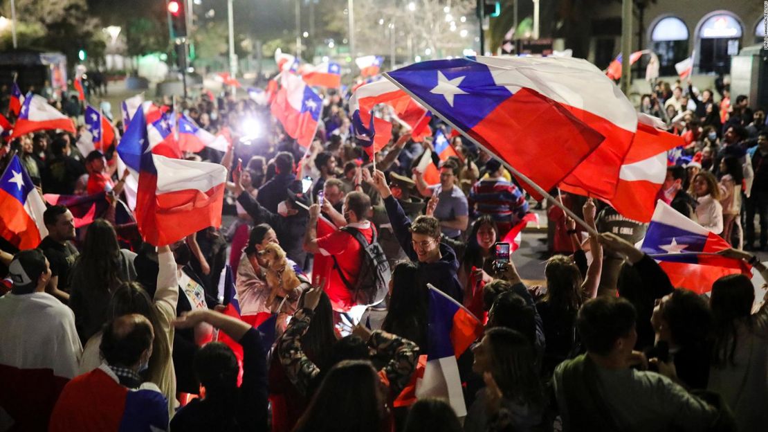 Algunos ondearon banderas mientras celebraban el rechazo a la constitución propuesta.