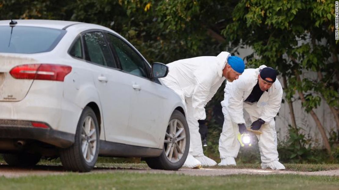 Un equipo de forenses de la policía investiga la escena del crimen en la ola de apuñalamientos que dejó 10 muertos.