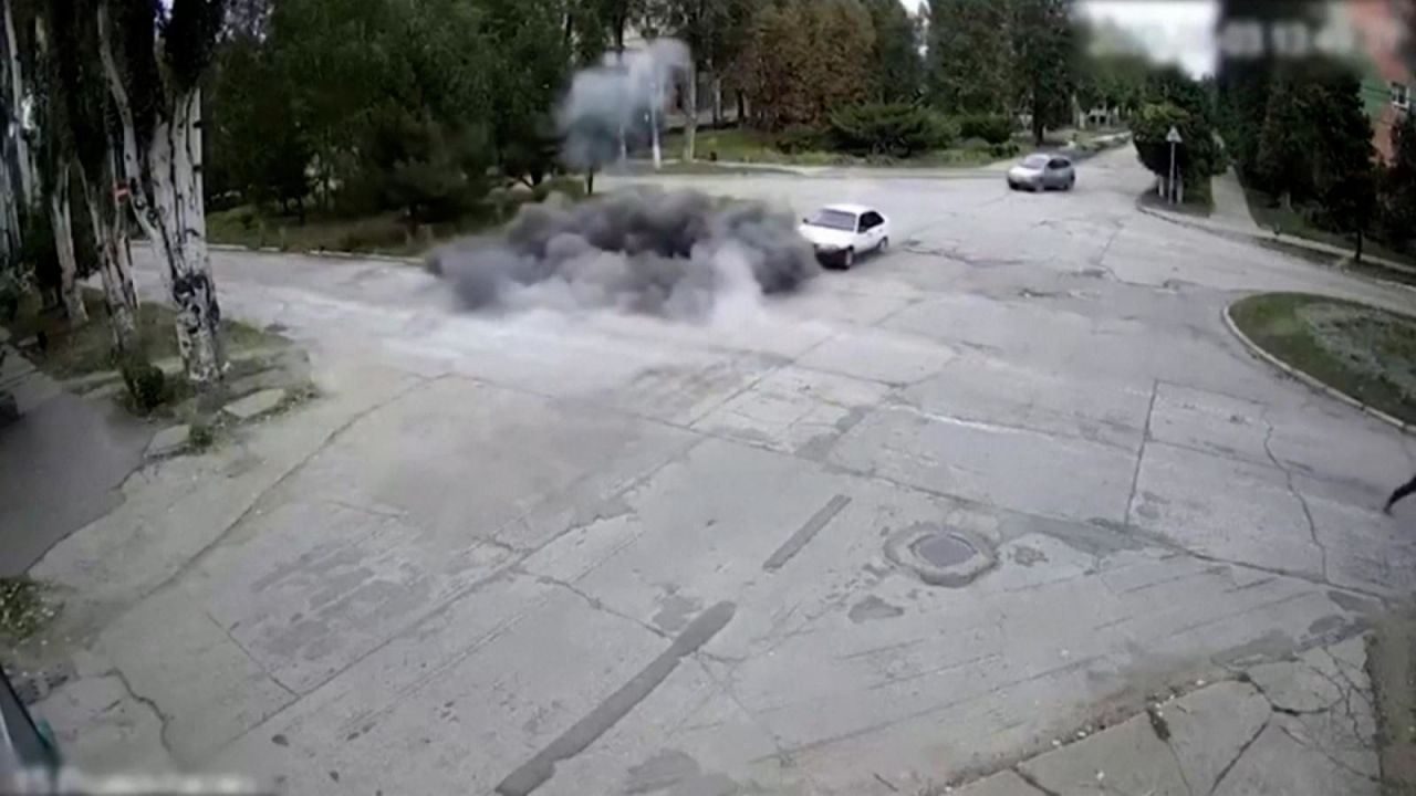 CNNE 1262908 - un carro en movimiento se salva por segundos de una explosion