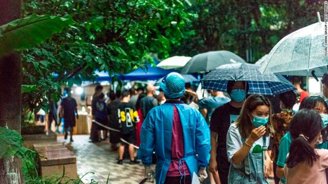 Los residentes hacen fila para la revisión de covid-19 en la ciudad de Chengdu, en la provincia suroccidental china de Sichuan, el 2 de septiembre.