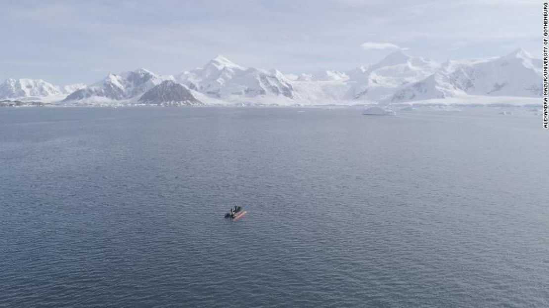Un barco de trabajo recuperando el vehículo autónomo Rán en uno de los fiordos de la Península Antártica durante la expedición al glaciar Thwaites en 2019.