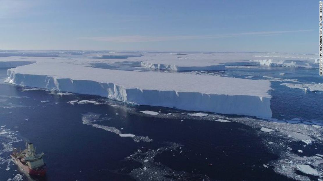 El buque de investigación del Programa Antártico de Estados Unidos Nathaniel B. Palmer trabajando cerca de la plataforma de hielo oriental Thwaites en 2019.