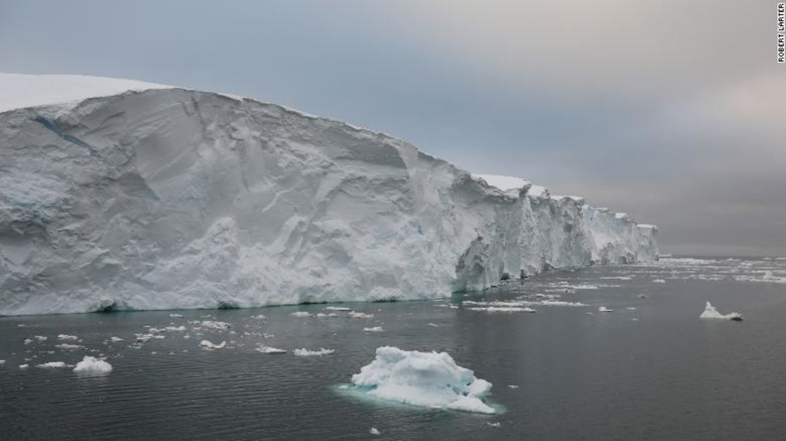 El borde de hielo flotante en el margen del glaciar Thwaites en 2019.