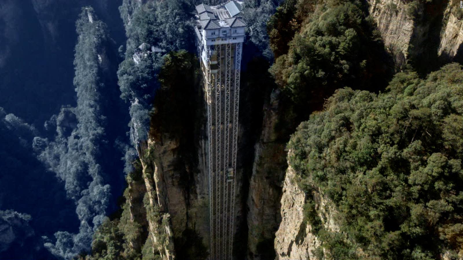 Bailong, el ascensor al aire libre más alto del mundo, mide 326 metros