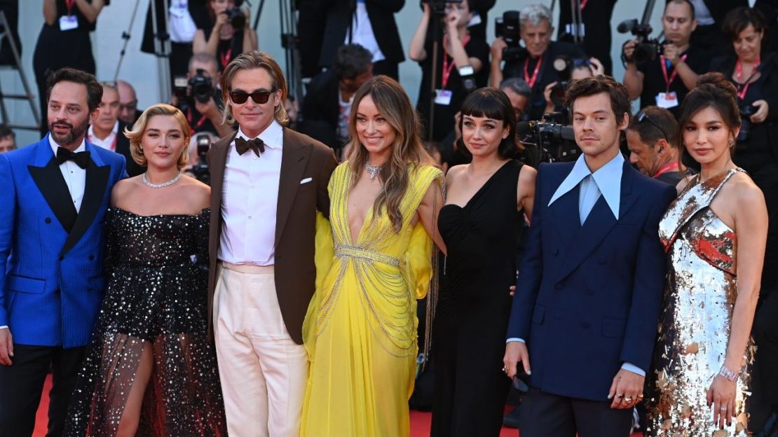 Nick Kroll, Florence Pugh, Chris Pine, Olivia Wilde, Sydney Chandler, Harry Styles y Gemma Chan asisten a la alfombra roja de "Don't Worry Darling" en el 79º Festival Internacional de Cine de Venecia el 05 de septiembre de 2022 en Venecia, Italia.