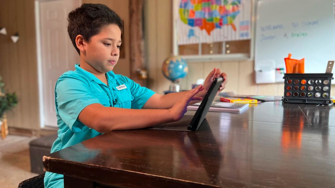 Zayon Martinez, de 8 años, se escondió de los disparos en la Escuela Primaria Robb. Ahora está demasiado traumatizado para volver a entrar en un salón de clases.