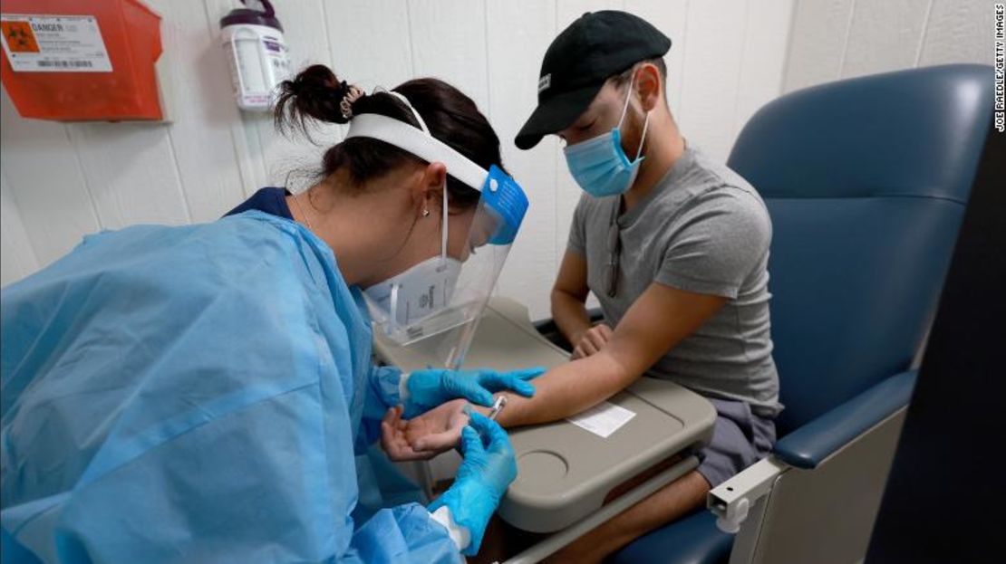 Patricia Pico, una enfermera registrada, istra una vacuna intradérmica contra la viruela del mono a Anthony E. Verges, en un sitio de vacunación establecido en el Parque Tropical por el Condado de Miami-Dade y Nomi Health, el 15 de agosto de 2022, en Miami, Florida. Miami-Dade sigue instando a la gente a vacunarse mientras trabajan para conseguir más vacunas ahora que el condado tiene más de 400 casos, que es la mayor cantidad en el estado. Crédito: Joe Raedle/Getty Images