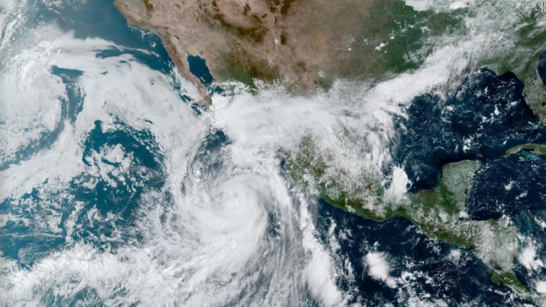 El huracán Kay llevará humedad y calor al sur de California.