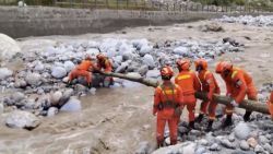 CNNE 1263766 - hay mas de 200 personas atrapadas en el suroestede china tras terremoto