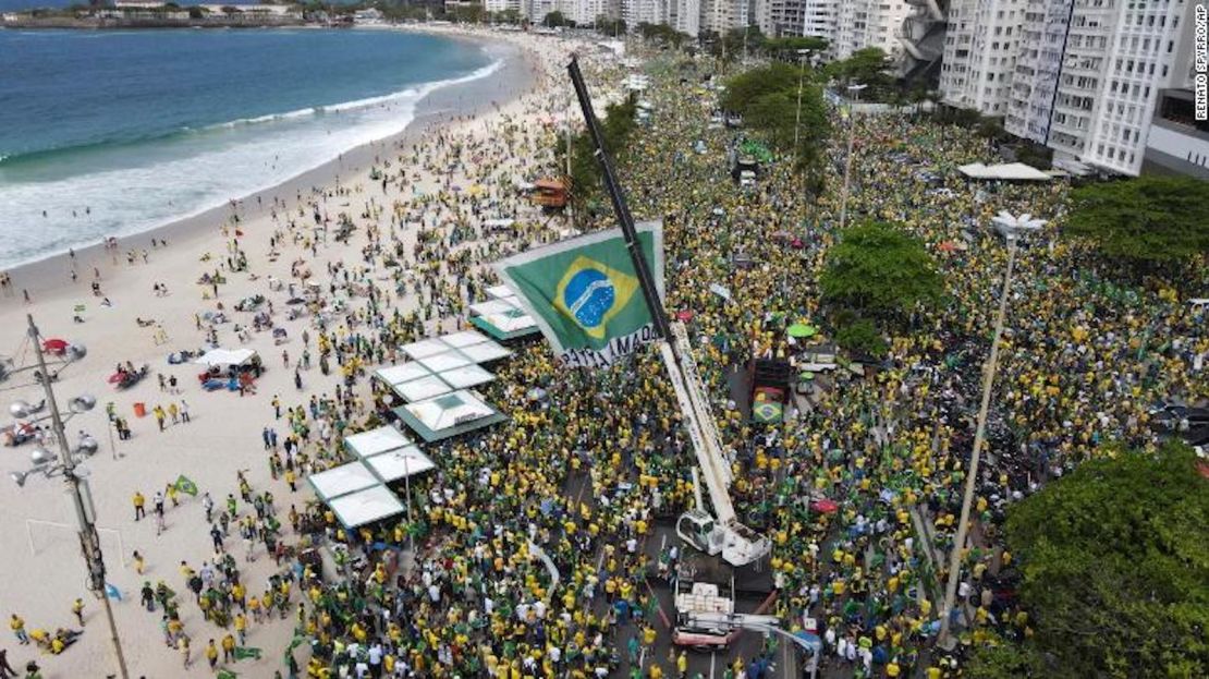 Los partidarios de Bolsonaro se reúnen a lo largo de la playa de Copacabana en el Día de la Independencia el año pasado en Río de Janeiro, Brasil.