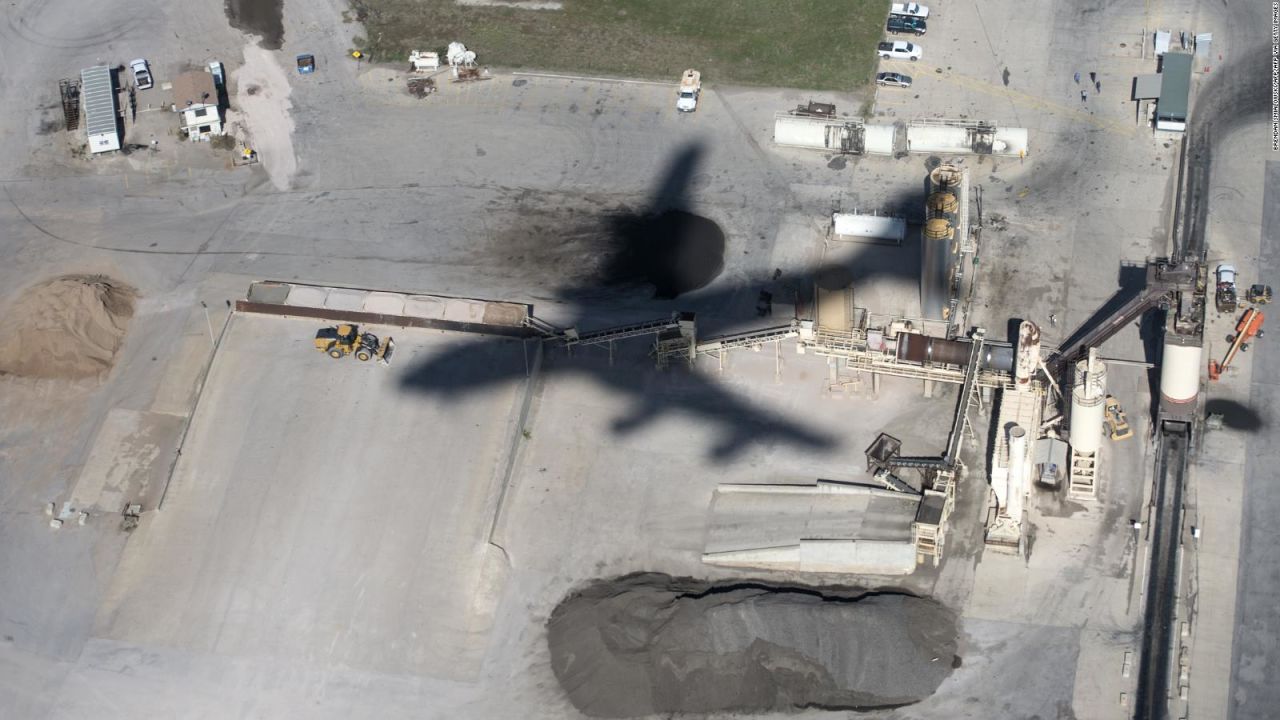 CNNE 1263960 - un aeropuerto a oscuras por un apagon en estados unidos