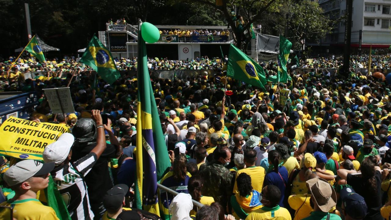 CNNE 1263975 - bolsonaro participa en desfile militar por la independencia de brasil