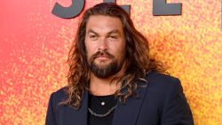 CNNE 1263988 - jason momoa se despide de su larga cabellera por una buena causa