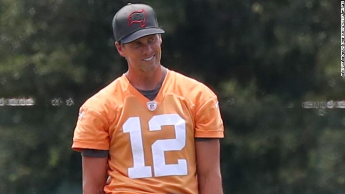 Brady sonríe durante una sesión de entrenamiento de los “Bucs”.