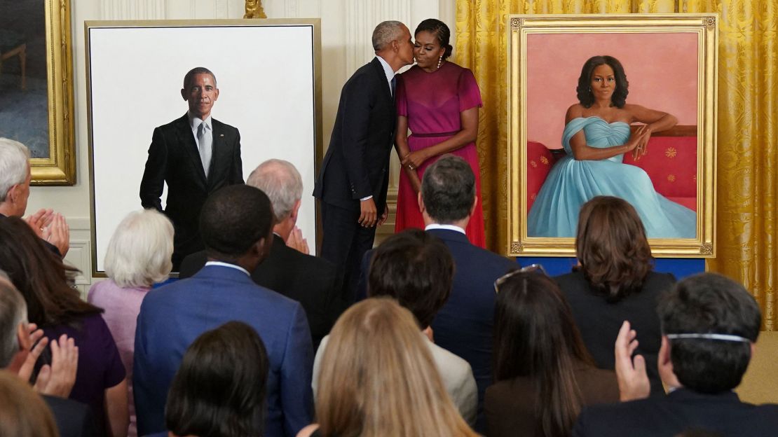 El expresidente Barack Obama besa a la ex primera dama Michelle Obama en la ceremonia de revelación de sus retratos oficiales en la Casa Blanca. Crédito: Mandel Ngan/AFP/Getty Images