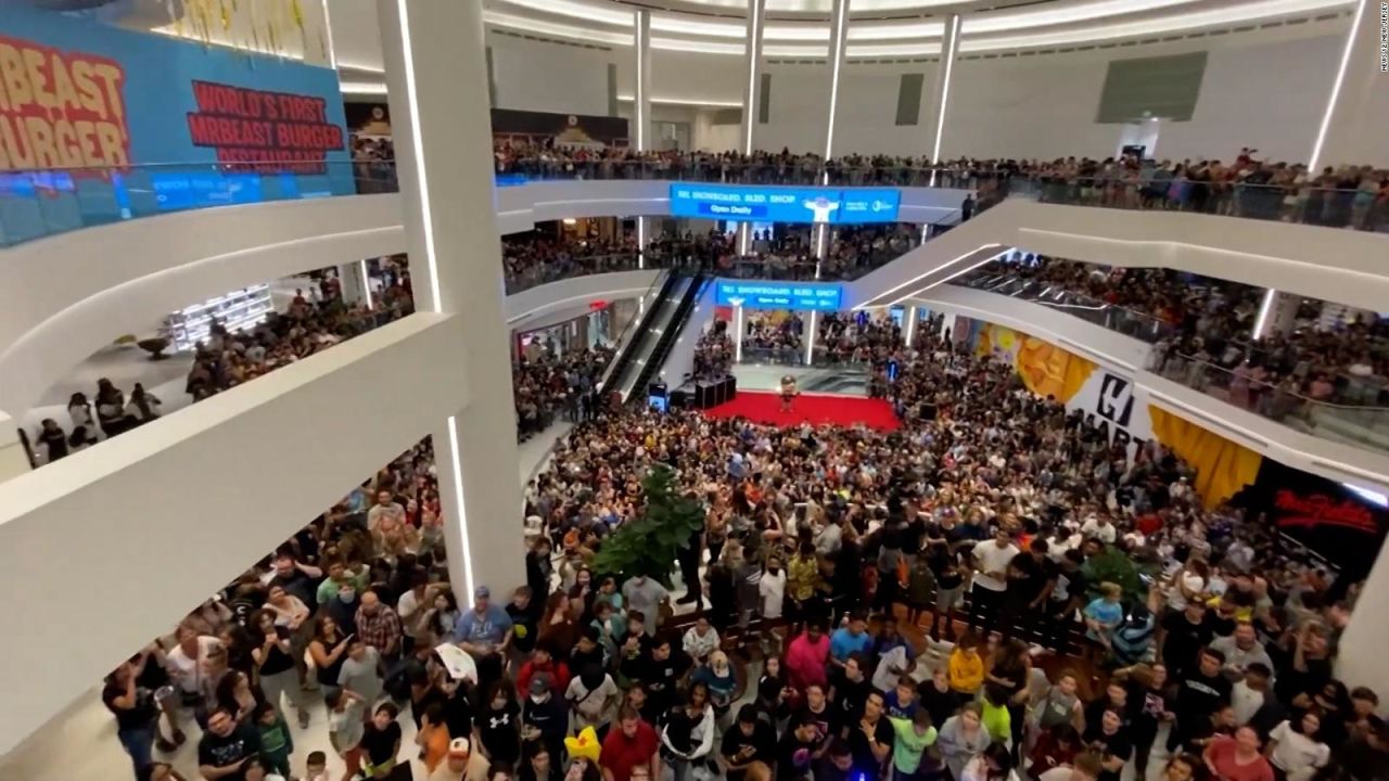 CNNE 1264125 - mrbeast desata el caos al inaugurar su tienda de hamburguesas