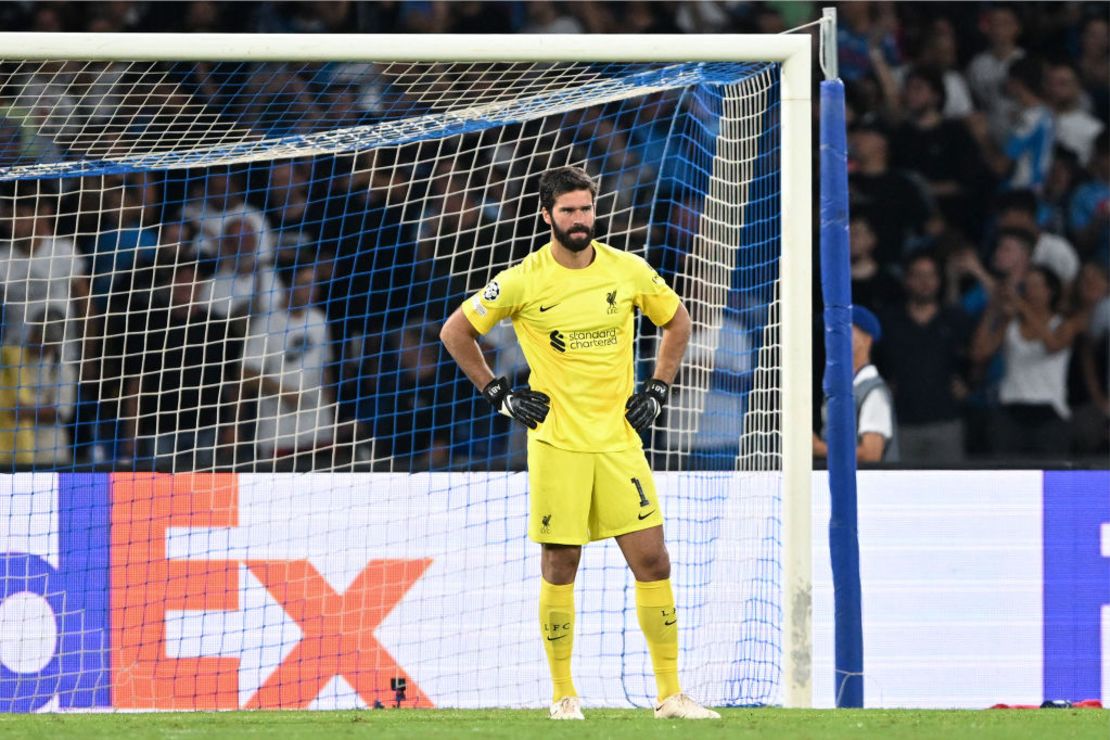 El gesto de Alisson Becker, portero del Liverpool, tras uno de los tantos del Napoli. Crédito: Francesco Pecoraro/Getty Images