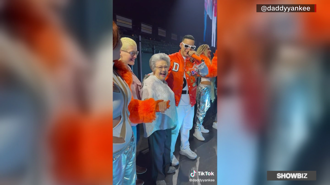 CNNE 1264207 - abuelita baila junto a daddy yankee en su concierto de connecticut