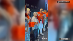 CNNE 1264207 - abuelita baila junto a daddy yankee en su concierto de connecticut