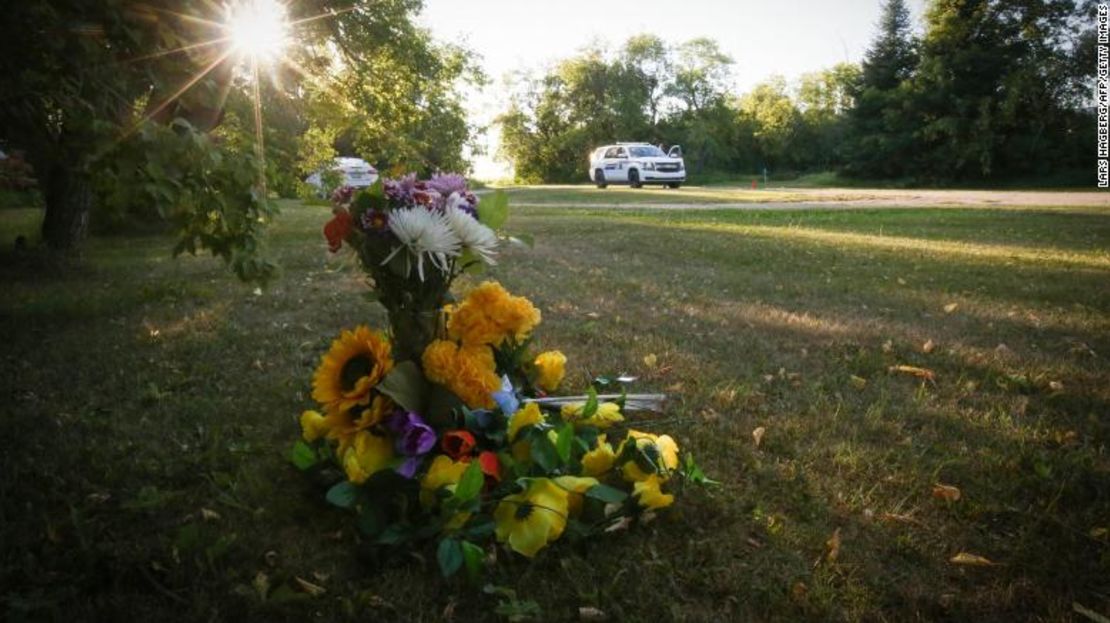 Las flores colocadas fuera de la casa donde se encontró a una de las víctimas apuñaladas en Weldon, Saskatchewan.