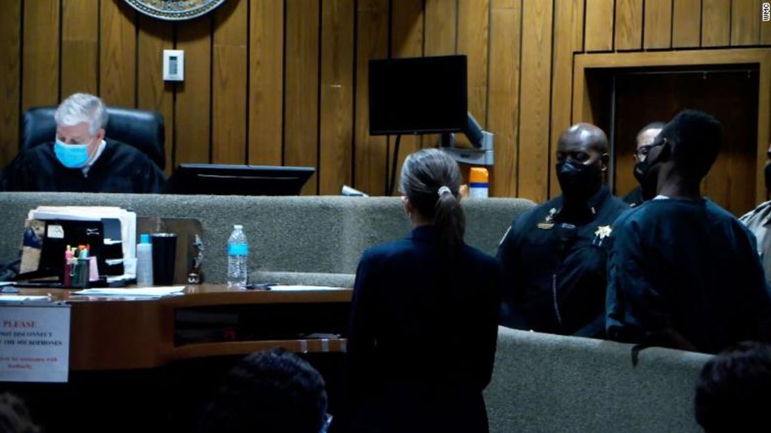 Cleotha Henderson, a la derecha, durante una audiencia en un tribunal del condado de Shelby el miércoles.