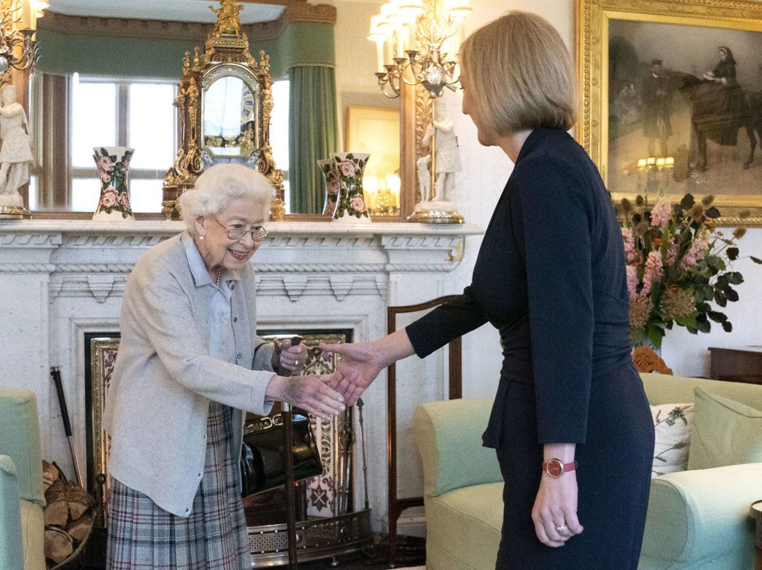 La reina Isabel II de Gran Bretaña, a la izquierda, recibe a Liz Truss durante una audiencia en Balmoral, Escocia, donde invitó a la recién elegida líder del partido conservador a convertirse en primera ministra y formar un nuevo gobierno, el martes 6 de septiembre de 2022.