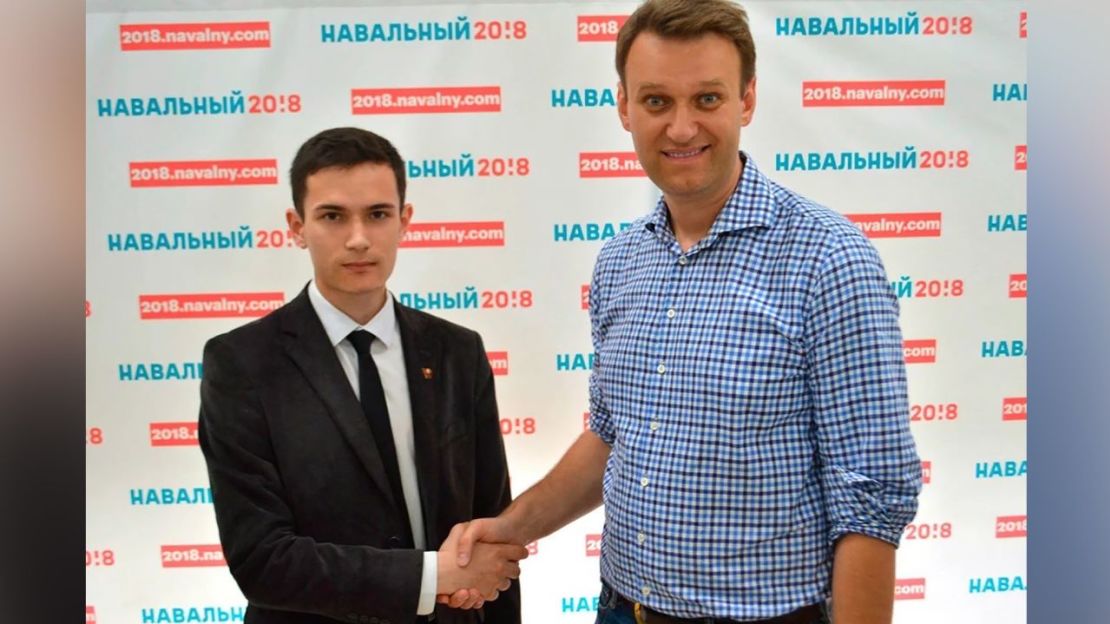 Sokolov, que aparece en la foto con Alexey Navalny, no estaba lo suficientemente cerca del líder de la oposición como para tener información sobre él y, en cambio, le dijeron que informara sobre la procedencia del dinero.