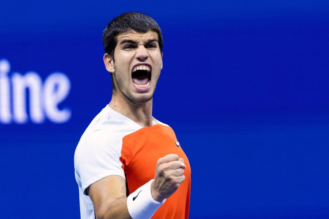 El español Carlos Alcaraz celebra un punto contra el italiano Jannik Sinner en los cuartos de final del US Open 2022.