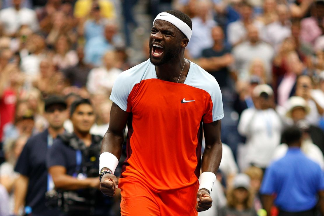 El estadounidense Frances Tiafoe celebra su victoria ante el ruso Andrey Rublev en los cuartos de final del US Open 2022.