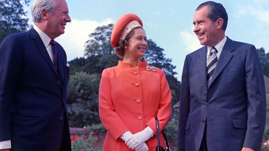 Richard Nixon: se reunió con la reina Isabel en el Palacio de Buckingham poco después de convertirse en el 37º presidente de los Estados Unidos en 1969. La reina preparó fotografías firmadas de ella y del príncipe Felipe como pequeño recuerdo del encuentro. Nixon también llevó un retrato firmado. "Esta vez no traje a mi esposa, porque este viaje fue muy apresurado", dijo. "Pero nos hicimos una foto los dos. Me gustaría enviarle una porque sería mucho más agradable vernos a los dos". Riendo, la reina respondió: "Es muy amable de su parte".